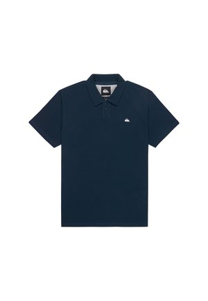 Camisa polo de color azul marino hecha de algodón, con un cuello clásico, mangas cortas y un pequeño logo blanco en el lado izquierdo del pecho.