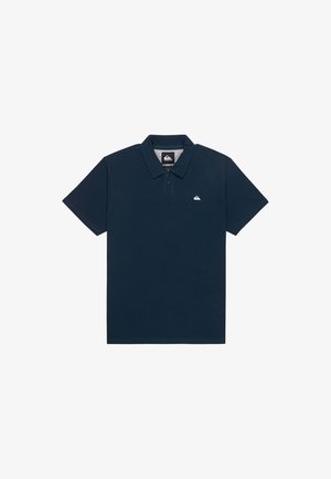 Námořnická modrá polo tričko vyrobené z bavlny, s klasickým límečkem, krátkými rukávy a malým bílým logem na levé hrudi.