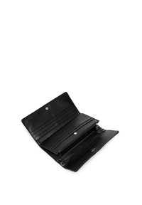 Černá kožená peněženka s více přihrádkami na karty, s kapsou na zip a s cvočkovým uzavřením. Vyznačuje se hladkou strukturou a minimalistickým designem.