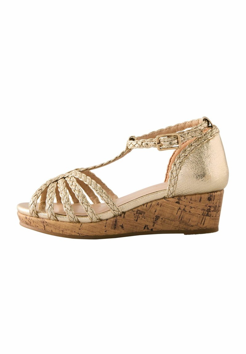 Goldene Keil-Sandale mit geflochtenen Riemen, kork-texturiertem Fußbett, T-Riemen-Design, offener Zehenbereich und verstellbarem Knöchelriemen. Glatte Oberfläche.