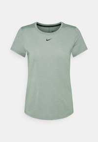 Camiseta verde de manga corta hecha de una tela suave, con cuello redondo, dobladillo recto y un pequeño logo negro de Nike en el pecho.