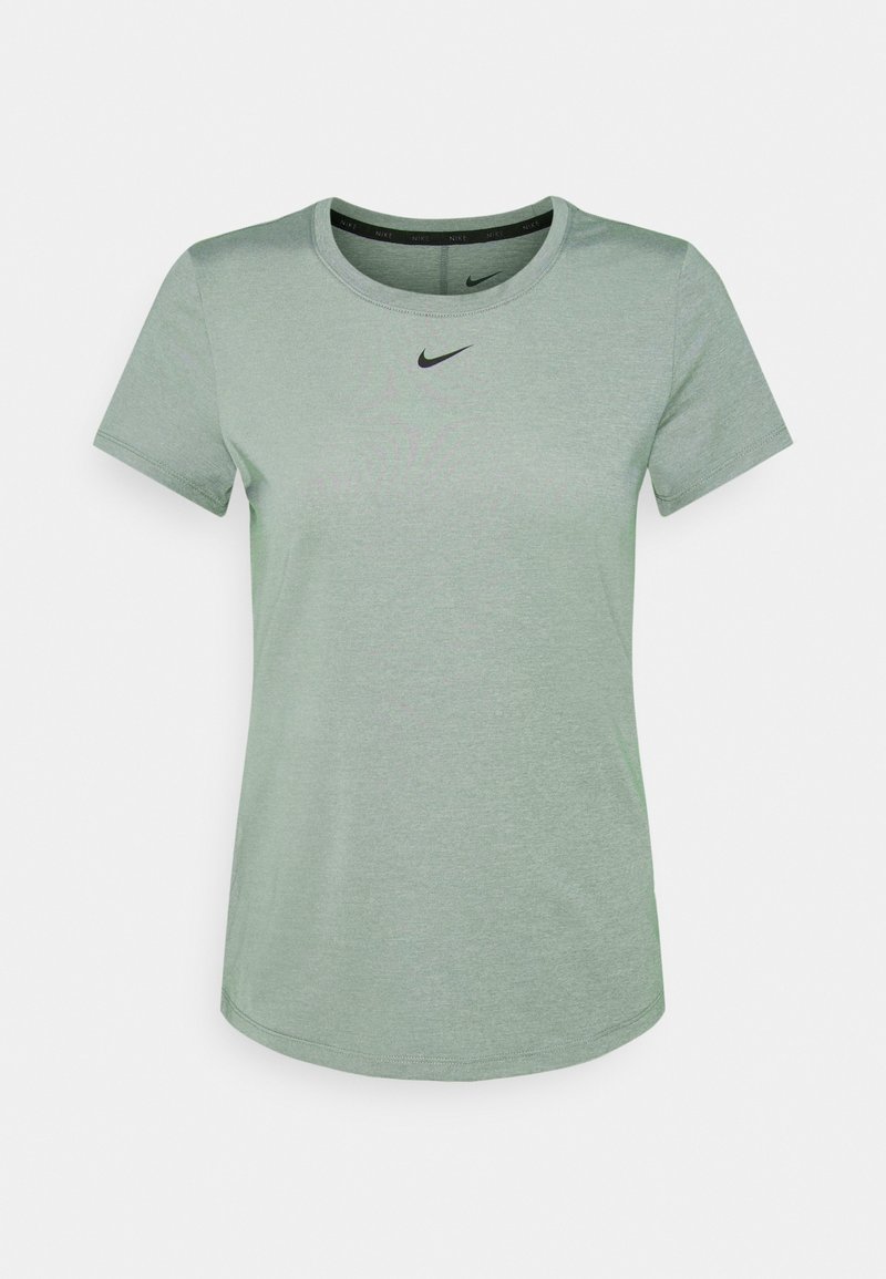 Camiseta verde de manga corta hecha de una tela suave, con cuello redondo, dobladillo recto y un pequeño logo negro de Nike en el pecho.