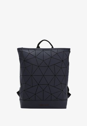 Marineblauwe geometrische rugzak van gestructureerd materiaal, met een driehoekig patroon, een bovenhandvat en verstelbare schouderbanden.