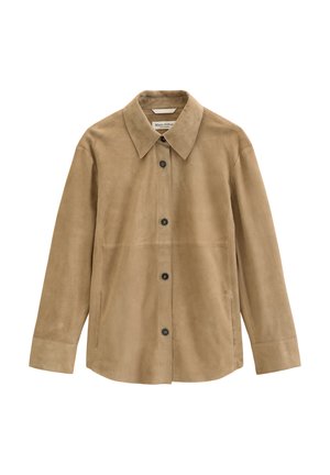 Długi zamszowy beżowy płaszcz-koszula na guziki z czarnymi guzikami z przodu, z ostro zakończonym kołnierzem i metką Marc O’Polo wewnątrz kołnierza.