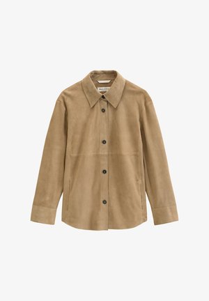 Veste chemise à manches longues en daim fauve avec col pointu et boutons noirs sur le devant, affichant une étiquette Marc O’Polo à l'intérieur du col.