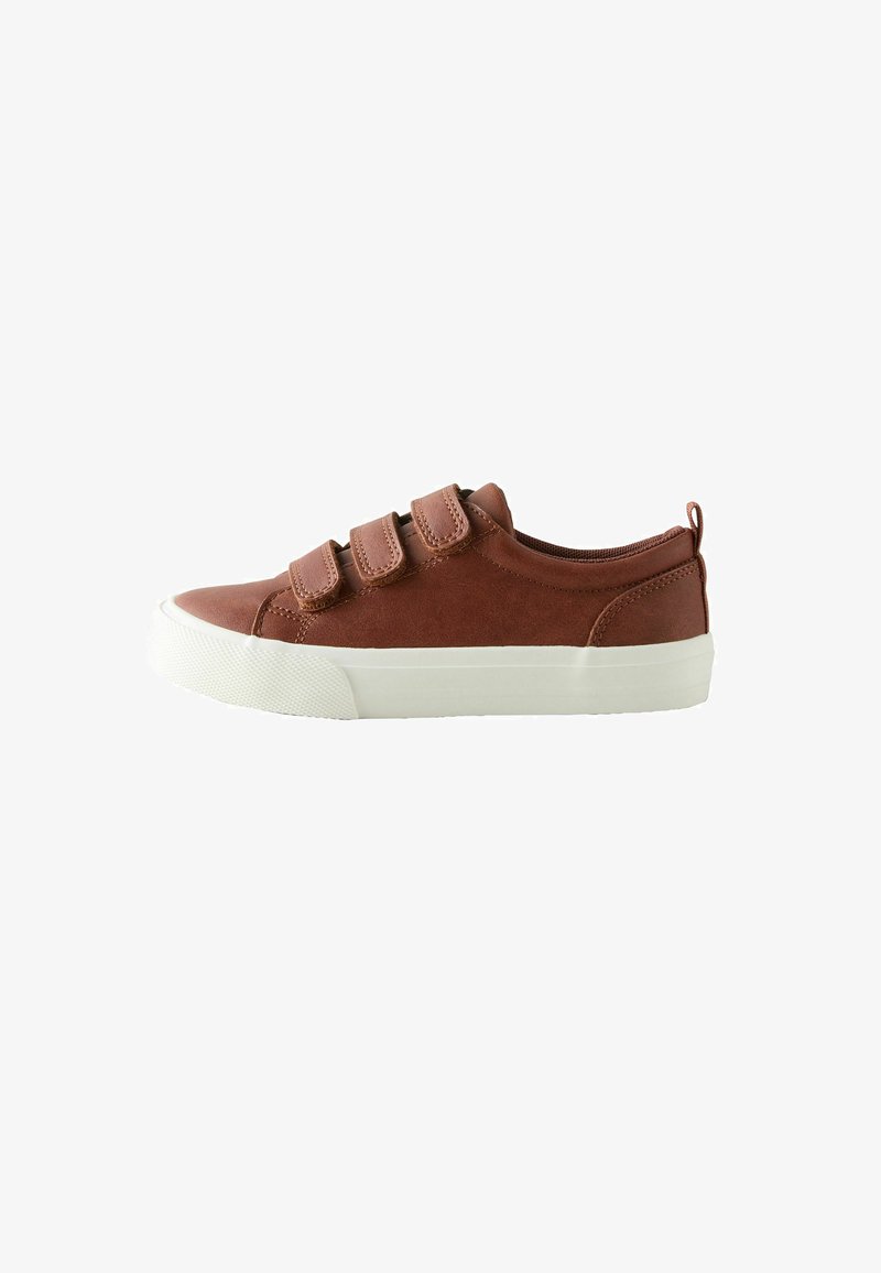 Brązowy niski sneaker z trzema paskami na rzepy i białą gumową podeszwą, pokazany z profilu na białym tle.