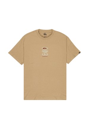 Beige T-shirt met korte mouwen met een kleine centrale afbeelding van drie gestapelde abstracte vormen en een Quiksilver-logo eronder.