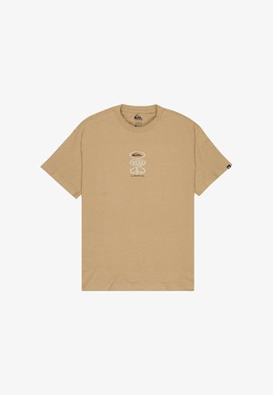 Beiges T-Shirt mit kurzen Ärmeln, mit einer kleinen zentralen Grafik aus drei übereinander gestapelten abstrakten Formen und einem Quiksilver-Logo darunter.