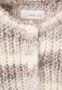 Strickjacke in hellem Creme mit rosa und grauen Streifen. Verfügt über einen runden Halsausschnitt, zwei Knöpfe und einen weichen, strukturierten Stoff. Größe 2-3.