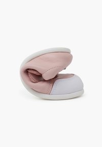 Scarpa in pelle morbida rosa e bianca, con un design arrotondato, struttura flessibile e interno imbottito. Suola in gomma bianca visibile.
