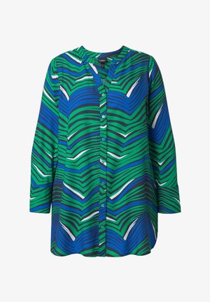 Langærmet skjorte med knapper og et abstrakt stribet mønster i grøn, blå, hvid og sort samt en halsudskæring uden krave.