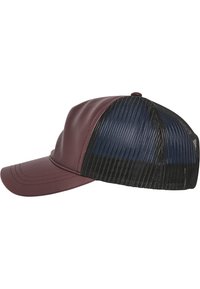 Burgunderfarbene Kappe mit einer glatten Lederfront und einem schwarzen Mesh-Rücken, mit einem gebogenen Schirm und strukturiertem Design.