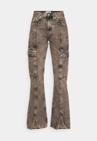 Pantalones cargo de denim marrón con pierna ancha, bolsillos laterales y dobladillos partidos. Presenta un acabado desvaído y detalles de costura en contraste.