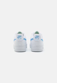 Nike Sportswear AIR FORCE 1 - Tenisice - white/university blue/white/volt/black