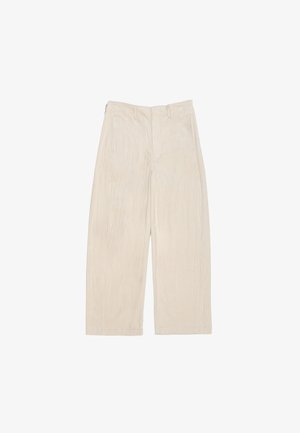 Beżowe spodnie o szerokich nogawkach wykonane z teksturowanej tkaniny. Posiadają wysoką talię, przednie kieszenie i staranne przeszycia dla eleganckiego wyglądu.