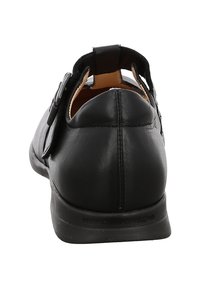 Scarpa in pelle nera con tacco arrotondato, dettagli con fibbia sul lato, superficie texturizzata e fodera interna liscia.