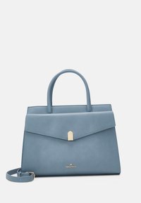 Sininen tekonahkainen käsilaukku, jossa on ryhdikäs muotoilu, yläkahvat, magneettisuljin ja irrotettava olkahihna. Pohjassa on logot yksityiskohta.