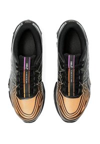 Baskets de sport noires et orange avec un motif texturé, dotées d'un col rembourré, de lacets contrastants et d'un logo sur le côté.