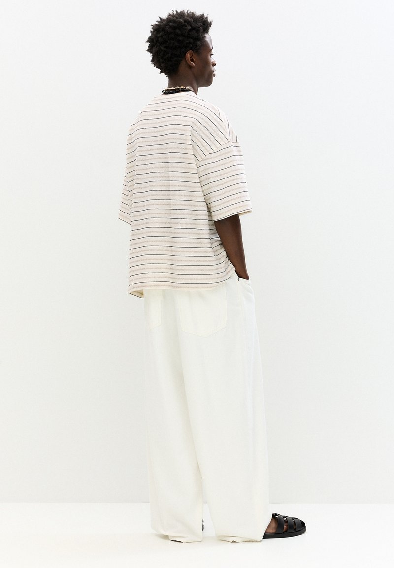 PULL&BEAR TEXTURED STRIPED Print T-shirt sand Zalando