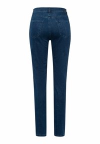 Jean en denim bleu foncé à coupe slim. Dispose de poches arrière standard et d'une coupe droite au niveau des jambes. Le matériau semble lisse avec une légère texture.