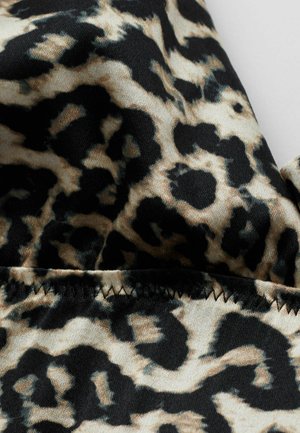 Stoff mit Leopardenmuster in einer Mischung aus Schwarz und Beige; glatte Textur; sichtbare Naht entlang der Kante; hebt ein tierisch inspiriertes Muster hervor.