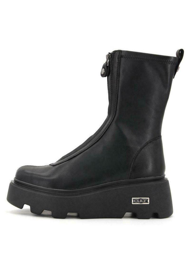 Stivaletti in pelle nera con zip laterale, suola piattaforma chunky e branding discreto sul lato esterno. Texture liscia, design elegante.