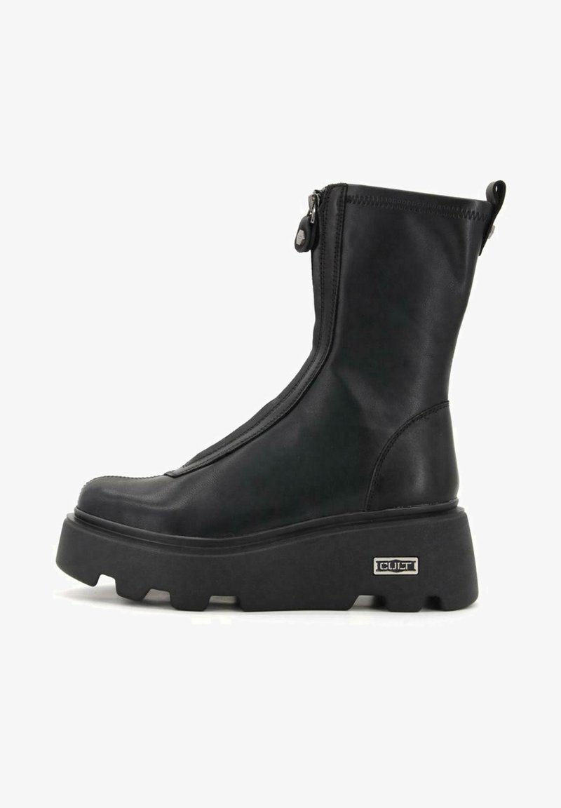 Czarne skórzane botki za kostkę z bocznym zamkiem błyskawicznym, masywną podeszwą oraz subtelnym logo na zewnętrznej stronie. Gładka faktura, elegancki design.