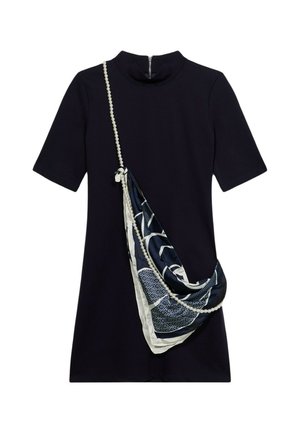 Abito blu navy a maniche corte con collo alto e zip posteriore, dotato di una sciarpa decorativa con motivi blu e bianchi e dettagli in perle.