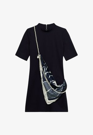 Vestido de manga corta en color marino con cuello alto y cremallera trasera, que presenta una bufanda decorativa con patrones en azul y blanco y acentos de perlas.