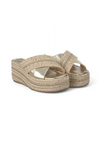 Geweven platformsandalen met een beige afwerking en metallic gouden accenten. Kruisende banden hebben een getextureerd detail. Royale platformhoogte.