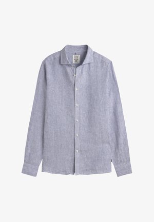 Košile s dlouhým rukávem na zapínání na knoflíky s tenkými modrými a bílými vertikálními pruhy a rozšířeným límcem, položena na rovné bílé ploše.