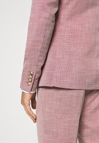 Isaac Dewhirst SYLVESTER SET - Κοστούμι - pink