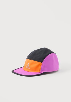 Kepuraitė spalvota, juoda, oranžinė ir violetinė, su mažu baltu trikampiu logotipu ant oranžinės priekio panelės.