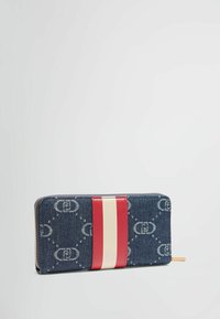 Portafoglio in denim con motivo a logo, strisce rosse e crema, zip dorata e una forma rettangolare elegante. Finitura in tessuto testurizzato.