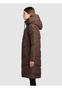 Brązowa puchowa kurtka z kapturem, z pikowanym wzorem, bocznymi kieszeniami i zamykaną na zamek kieszenią na piersi. Gładka faktura z elegancką sylwetką.