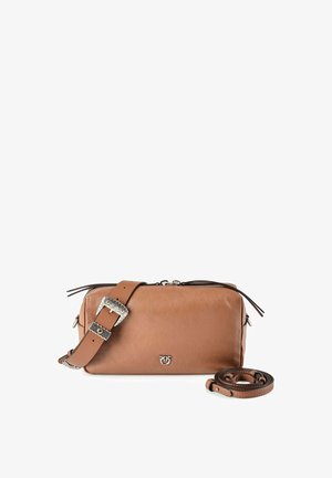 Sac bandoulière rectangulaire en cuir fauve avec boucle florale argentée sur sangle réglable, fermeture éclair et petit logo métallique sur le devant.