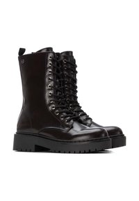 Botas de combate de cuero negro con un acabado brillante, diseño con cordones, ojales plateados, puntera redonda y suela gruesa negra.