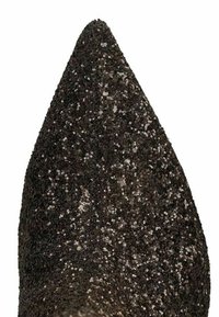 Chaussure à bout pointu recouverte de paillettes noires et argentées, avec une surface texturée et une forme effilée, conçue pour une occasion formelle.