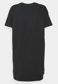 Sort oversized T-shirt kjole med korte ærmer, rund halsudskæring og lige kant, vist fra ryggen mod en hvid baggrund.