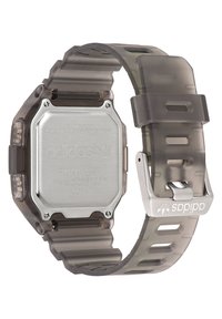 Montre numérique avec un cadran rectangulaire en acier inoxydable argenté, bracelet en plastique gris avec un design texturé et boucle ajustable, résistante aux chocs.