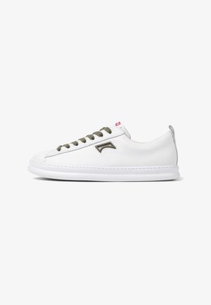 Witte leren sneakers met olijfgroene veters, ronde neus, subtiel logodetail aan de zijkant en een witte rubberen zool. Minimalistisch ontwerp.