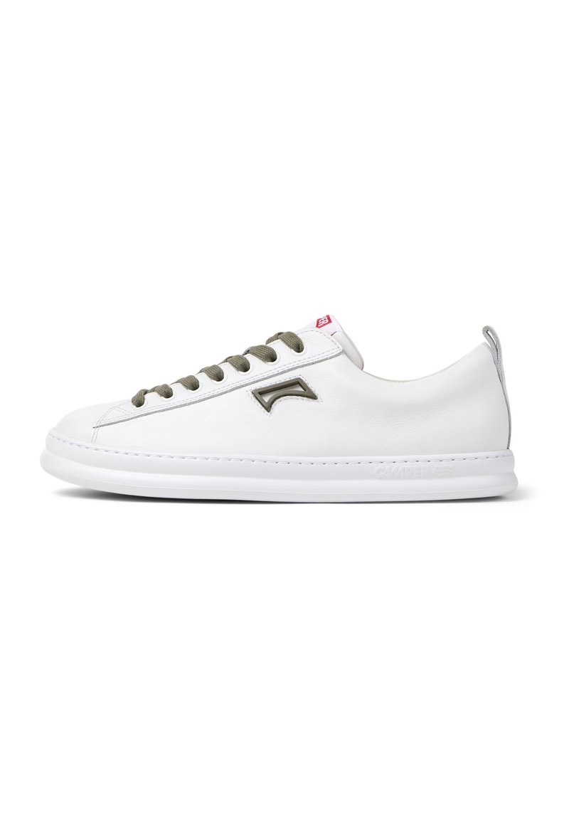 Sneakers in pelle bianca con lacci verde oliva, punta tonda, dettaglio logo discreto sul lato e suola in gomma bianca. Design minimalista.