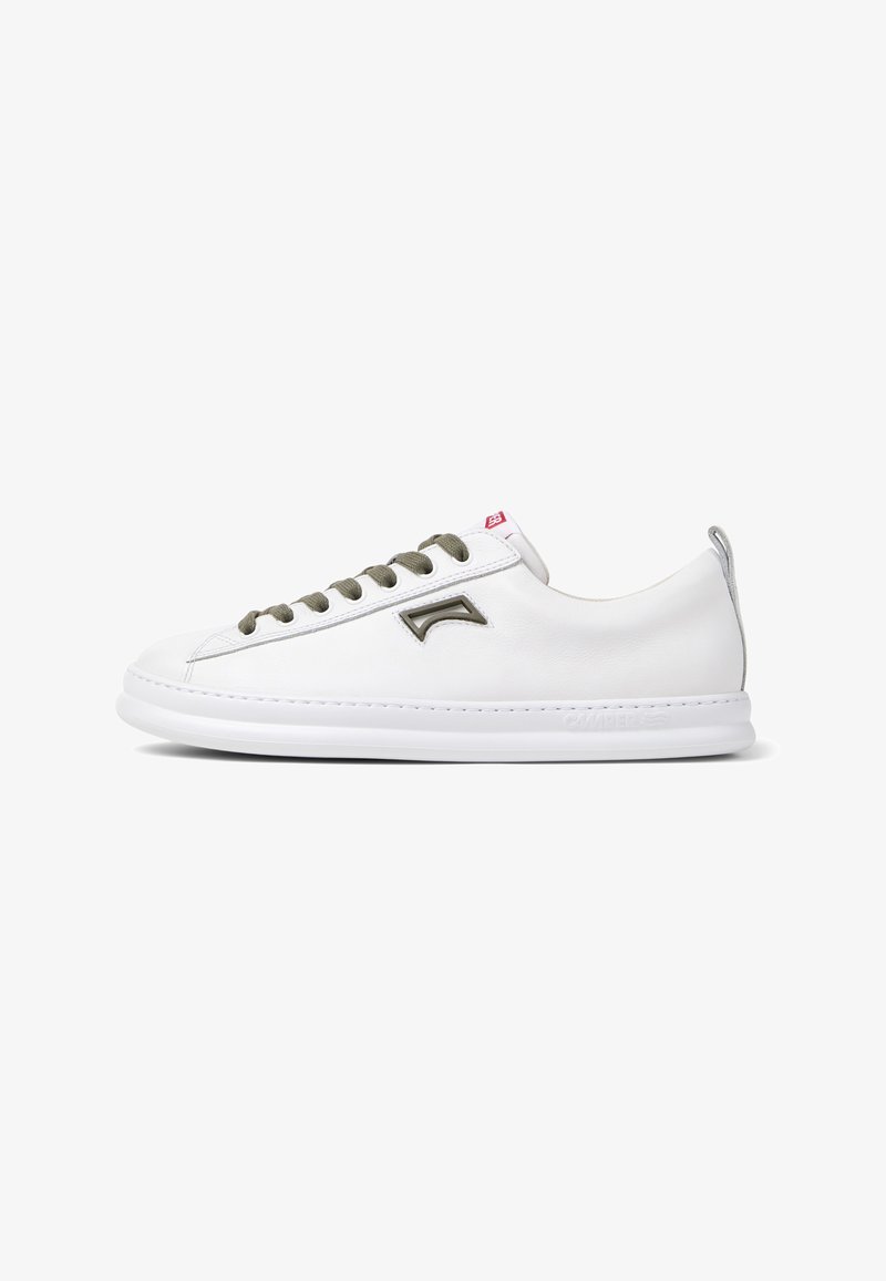 Weiße Ledersneakers mit olivgrünen Schnürsenkeln, rundem Zehenbereich, dezentem Logodetail an der Seite und weißer Gummisohle. Minimalistisches Design.