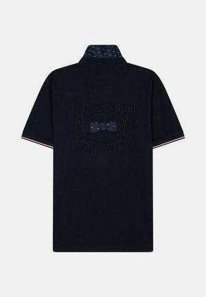 Polo noir à manches courtes avec logo en relief discret et motif nœud papillon au dos, doté d'un col intérieur bleu marine à motifs et d'un bord de manche rose.