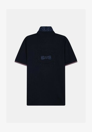 Polo noir à manches courtes avec logo en relief discret et motif nœud papillon au dos, doté d'un col intérieur bleu marine à motifs et d'un bord de manche rose.