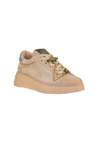 Sneaker in suede beige con punta arrotondata, hardware in ton di oro e lacci con catena decorativa. Presenta una suola spessa e strutturata.