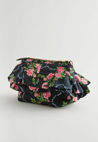 Blommig svart tygpåse med volangdesign, prydd med rosa rosor och gröna blad, dragkedjestängning och blå vågiga detaljer längs kanterna.