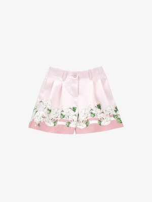 Lyserøde shorts med knaplukning, blomsterprint i hvidt og grønt langs kanten og læg foran.