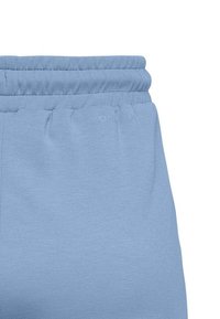 Světlé modré tepláky s elastickým pasem a hladkou texturou, s jednoduchým designem a minimálními detaily.