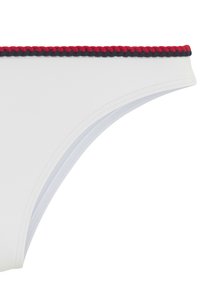 Beli bikini z belim dnom, ki ima pleten pas v rdeči in mornarsko modri barvi, gladko teksturo in ukrivljene odprtine za noge za prilegajoč dizajn.